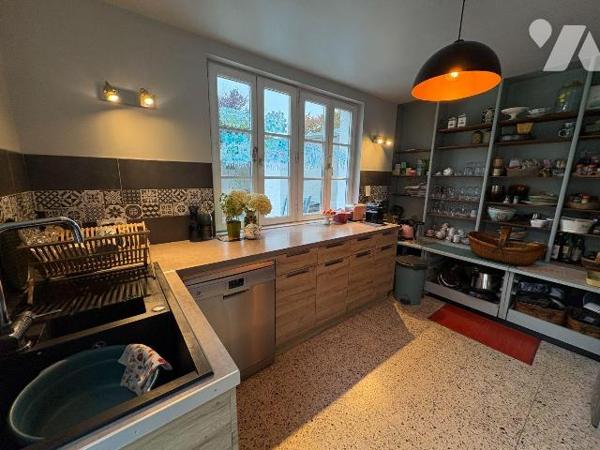 Nouveauté!
CRIEL SUR MER, idéalement situé en centre ville, un immeuble comprenant :
Au rez-d...