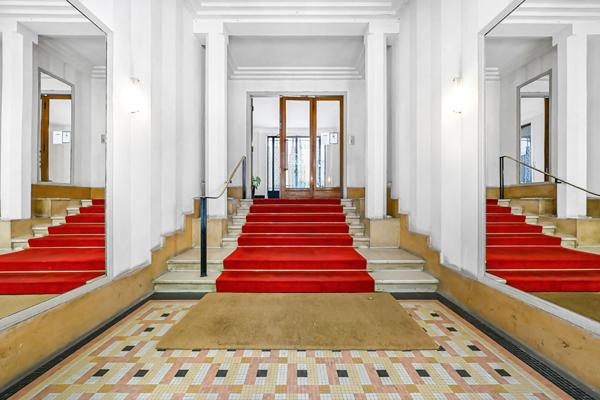 Un magnifique appartement  Haussmannien de 2 chambres avec balcon au 6ème étage