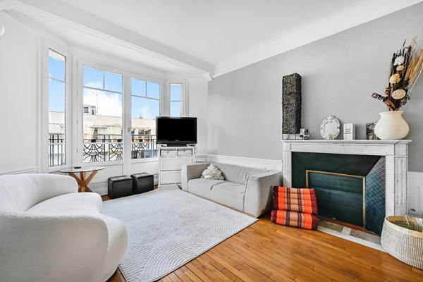Un magnifique appartement  Haussmannien de 2 chambres avec balcon au 6ème étage