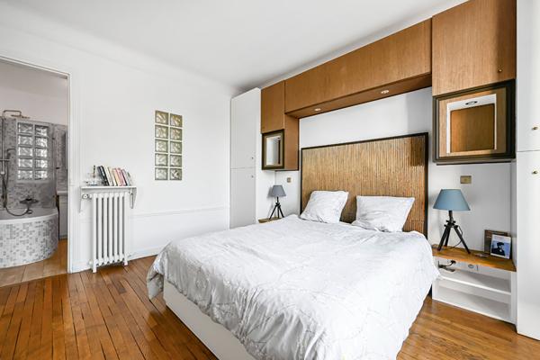 Un magnifique appartement  Haussmannien de 2 chambres avec balcon au 6ème étage