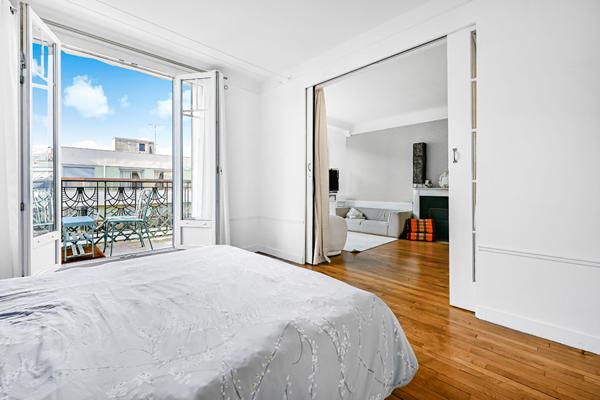 Un magnifique appartement  Haussmannien de 2 chambres avec balcon au 6ème étage