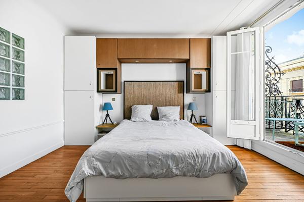 Un magnifique appartement  Haussmannien de 2 chambres avec balcon au 6ème étage