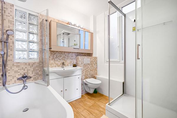 Un magnifique appartement  Haussmannien de 2 chambres avec balcon au 6ème étage