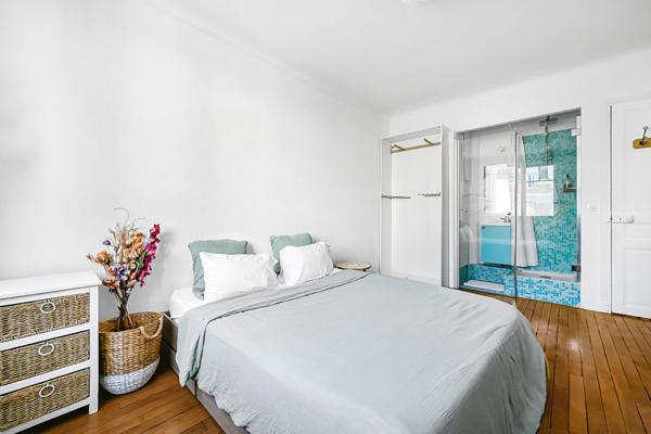 Un magnifique appartement  Haussmannien de 2 chambres avec balcon au 6ème étage