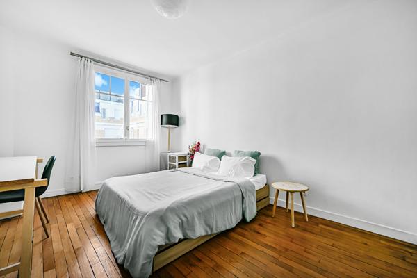 Un magnifique appartement  Haussmannien de 2 chambres avec balcon au 6ème étage