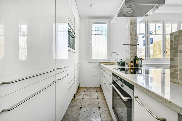 Un magnifique appartement  Haussmannien de 2 chambres avec balcon au 6ème étage