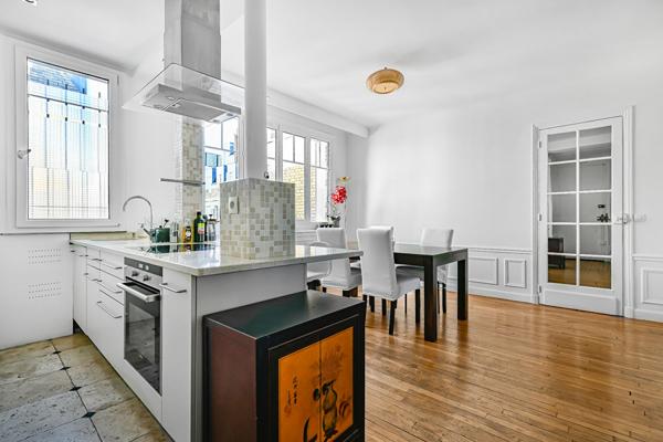 Un magnifique appartement  Haussmannien de 2 chambres avec balcon au 6ème étage