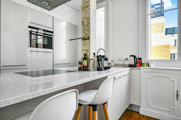 Un magnifique appartement  Haussmannien de 2 chambres avec balcon au 6ème étage