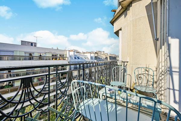 Un magnifique appartement  Haussmannien de 2 chambres avec balcon au 6ème étage