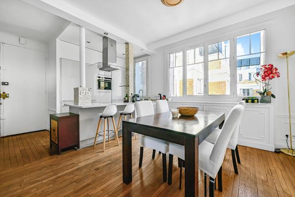 Un magnifique appartement  Haussmannien de 2 chambres avec balcon au 6ème étage