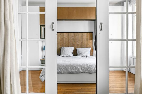 Un magnifique appartement  Haussmannien de 2 chambres avec balcon au 6ème étage