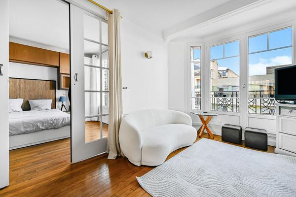 Un magnifique appartement  Haussmannien de 2 chambres avec balcon au 6ème étage