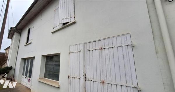 VIC-FEZENSAC, Maison de rue avec garage et jardin