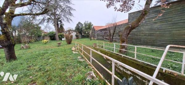 VIC-FEZENSAC, Maison de rue avec garage et jardin