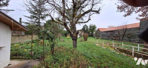 VIC-FEZENSAC, Maison de rue avec garage et jardin