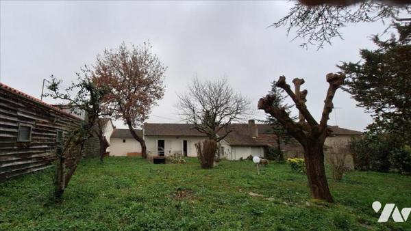 VIC-FEZENSAC, Maison de rue avec garage et jardin