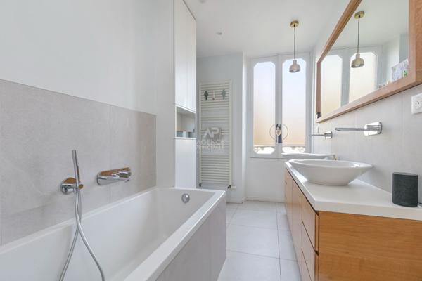 Versailles Notre-Dame Les Prés - Maison 12 pièces 267m² au sol avec terrasse et jardin agrémenté d'une piscine 1 990 000 € **  - Référence  28205