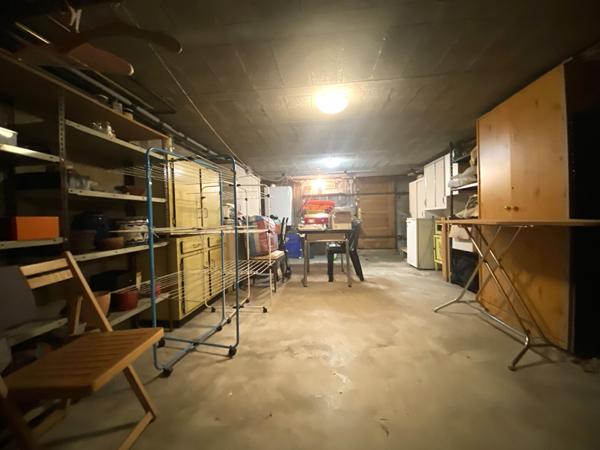 A vendre à Vannes secteur Gare maison Années 30 2 chambres sous sol véranda