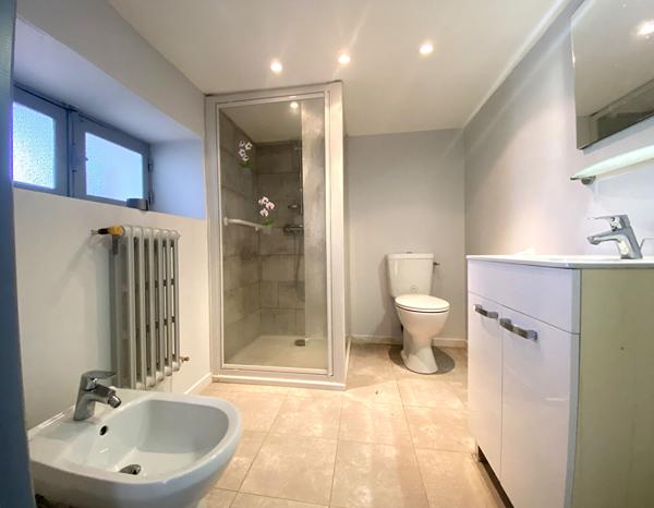 A vendre à Vannes secteur Gare maison Années 30 2 chambres sous sol véranda