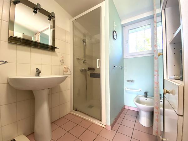 A vendre à Vannes secteur Gare maison Années 30 2 chambres sous sol véranda