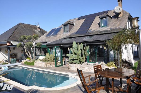 BARBAZAN-DEBAT, maison T5, 104 m2 hab + véranda de 27 m2. Terrain de 455 m2 avec piscine.