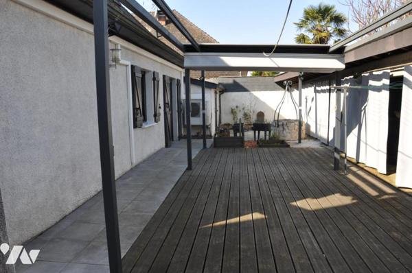 BARBAZAN-DEBAT, maison T5, 104 m2 hab + véranda de 27 m2. Terrain de 455 m2 avec piscine.
