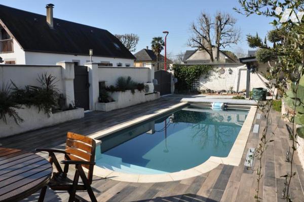 BARBAZAN-DEBAT, maison T5, 104 m2 hab + véranda de 27 m2. Terrain de 455 m2 avec piscine.