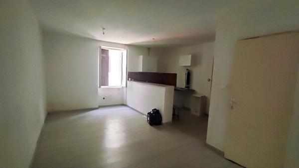 Bessèges (30160) Immeuble de 290 m² avec 4 Appartements et 2 Locaux Commerciaux