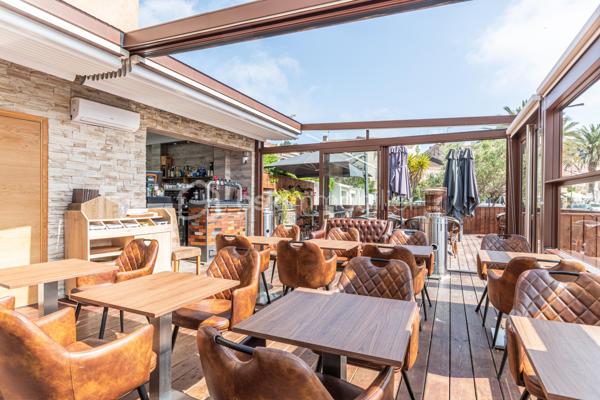*** BRASSERIE LICENCE IV - PORT DE ST MANDRIER - CLIENTELE FIDELE A L'ANNEE + FORT POTENTIEL ***

Etablissement reconnu, bénéficiant d'une clientèle locale fidèle assurant une activité régulière tout au long de l'année, en complément du flux touristique.
Située en emplacement n° 1 sur le port, cette brasserie - glacier clé en main offre une exploitation sécurisée et immédiatement rentable.
 
Une affaire saine et stable :
EBE retraité : 186 000 €
Marge : 72 % (dont environ 40 % limonade)
Contrairement à de nombreux établissements du secteur : activité réelle à l'année grâce à une clientèle locale installée et fidèle. CA moins dépendant de la saisonnalité.

Un outil de travail clé en main : 
- surface 190 m2
- capacité : plus de 110 couverts
- Véranda vitrée (ouverture électrique + climatisation)
- terrasse bois + de 100 m2 (équipement haut de gamme)
- bar d'envoi ( 5 becs bière + local technique climatisé)
- cuisine équipée
- travaux récents (2024) : électricité, plomberie, évacuations
- accessibilité PMR
AUCUN INVESTISSEMENT A PREVOIR

Un potentiel de développement immédiat
Exploitation actuelle volontairement limitée :
- 245 jours d'ouverture/an
- fermeture 2 jours/semaine + congés
- ouverture à 10 h
120 JOURS NON EXPLOITÉS

Un environnement porteur + clientèle complémentaire
- + de 8 000 personnes via l'école militaire (PEM) : flux constant toute l'année
- proximité de l'IMS Shipyard : clientèle à fort pouvoir d'achat
CES FLUX VIENNENT S'AJOUTER À UNE BASE LOCALE DÉJÀ SOLIDE, SECURISANT L'ACTIVITÉ ET OUVRANT DES PERSPECTIVES DE CROISSANCE.

Axes de développement simples et concrets :
- offre petit-déjeuner /café 
- mise en place d'un afterwork
- extension des horaires et de la période d'ouverture
Projection réaliste : + 115 à 215 M€ 
BASÉ SUR L'EXISTANT + OPTIMISATION SIMPLE SANS TRANSFORMATION LOURDE.

PRIX : 426 000 € FAI
Loyer : 3 000 € / mois

POUR QUI ?
- professionnel souhaitant une affaire stable et rentable immédiatement
- repreneur recherchant une clientèle fidèle + sécurisation du chiffre
- exploitant voulant développer sans repartir de zéro

DOSSIER COMPLET DISPONIBLE APRÈS ÉCHANGE.
CONTACT UNIQUEMENT SI PROJET SÉRIEUX ET CAPACITÉ DE FINANCEMENT VALIDÉE.