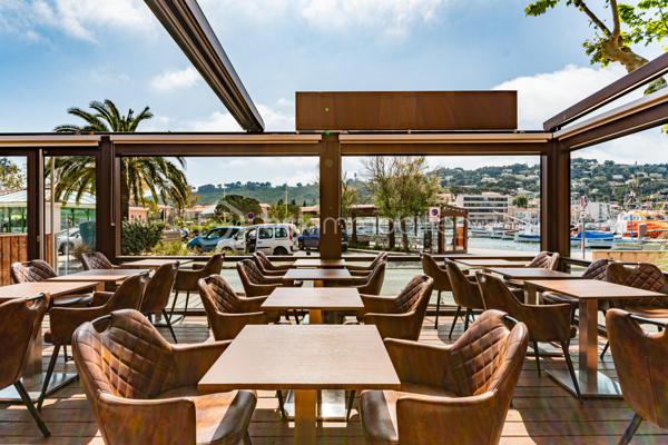 *** BRASSERIE LICENCE IV - PORT DE ST MANDRIER - CLIENTELE FIDELE A L'ANNEE + FORT POTENTIEL ***

Etablissement reconnu, bénéficiant d'une clientèle locale fidèle assurant une activité régulière tout au long de l'année, en complément du flux touristique.
Située en emplacement n° 1 sur le port, cette brasserie - glacier clé en main offre une exploitation sécurisée et immédiatement rentable.
 
Une affaire saine et stable :
EBE retraité : 186 000 €
Marge : 72 % (dont environ 40 % limonade)
Contrairement à de nombreux établissements du secteur : activité réelle à l'année grâce à une clientèle locale installée et fidèle. CA moins dépendant de la saisonnalité.

Un outil de travail clé en main : 
- surface 190 m2
- capacité : plus de 110 couverts
- Véranda vitrée (ouverture électrique + climatisation)
- terrasse bois + de 100 m2 (équipement haut de gamme)
- bar d'envoi ( 5 becs bière + local technique climatisé)
- cuisine équipée
- travaux récents (2024) : électricité, plomberie, évacuations
- accessibilité PMR
AUCUN INVESTISSEMENT A PREVOIR

Un potentiel de développement immédiat
Exploitation actuelle volontairement limitée :
- 245 jours d'ouverture/an
- fermeture 2 jours/semaine + congés
- ouverture à 10 h
120 JOURS NON EXPLOITÉS

Un environnement porteur + clientèle complémentaire
- + de 8 000 personnes via l'école militaire (PEM) : flux constant toute l'année
- proximité de l'IMS Shipyard : clientèle à fort pouvoir d'achat
CES FLUX VIENNENT S'AJOUTER À UNE BASE LOCALE DÉJÀ SOLIDE, SECURISANT L'ACTIVITÉ ET OUVRANT DES PERSPECTIVES DE CROISSANCE.

Axes de développement simples et concrets :
- offre petit-déjeuner /café 
- mise en place d'un afterwork
- extension des horaires et de la période d'ouverture
Projection réaliste : + 115 à 215 M€ 
BASÉ SUR L'EXISTANT + OPTIMISATION SIMPLE SANS TRANSFORMATION LOURDE.

PRIX : 426 000 € FAI
Loyer : 3 000 € / mois

POUR QUI ?
- professionnel souhaitant une affaire stable et rentable immédiatement
- repreneur recherchant une clientèle fidèle + sécurisation du chiffre
- exploitant voulant développer sans repartir de zéro

DOSSIER COMPLET DISPONIBLE APRÈS ÉCHANGE.
CONTACT UNIQUEMENT SI PROJET SÉRIEUX ET CAPACITÉ DE FINANCEMENT VALIDÉE.