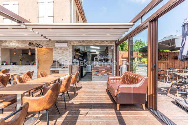 *** BRASSERIE LICENCE IV - PORT DE ST MANDRIER - CLIENTELE FIDELE A L'ANNEE + FORT POTENTIEL ***

Etablissement reconnu, bénéficiant d'une clientèle locale fidèle assurant une activité régulière tout au long de l'année, en complément du flux touristique.
Située en emplacement n° 1 sur le port, cette brasserie - glacier clé en main offre une exploitation sécurisée et immédiatement rentable.
 
Une affaire saine et stable :
EBE retraité : 186 000 €
Marge : 72 % (dont environ 40 % limonade)
Contrairement à de nombreux établissements du secteur : activité réelle à l'année grâce à une clientèle locale installée et fidèle. CA moins dépendant de la saisonnalité.

Un outil de travail clé en main : 
- surface 190 m2
- capacité : plus de 110 couverts
- Véranda vitrée (ouverture électrique + climatisation)
- terrasse bois + de 100 m2 (équipement haut de gamme)
- bar d'envoi ( 5 becs bière + local technique climatisé)
- cuisine équipée
- travaux récents (2024) : électricité, plomberie, évacuations
- accessibilité PMR
AUCUN INVESTISSEMENT A PREVOIR

Un potentiel de développement immédiat
Exploitation actuelle volontairement limitée :
- 245 jours d'ouverture/an
- fermeture 2 jours/semaine + congés
- ouverture à 10 h
120 JOURS NON EXPLOITÉS

Un environnement porteur + clientèle complémentaire
- + de 8 000 personnes via l'école militaire (PEM) : flux constant toute l'année
- proximité de l'IMS Shipyard : clientèle à fort pouvoir d'achat
CES FLUX VIENNENT S'AJOUTER À UNE BASE LOCALE DÉJÀ SOLIDE, SECURISANT L'ACTIVITÉ ET OUVRANT DES PERSPECTIVES DE CROISSANCE.

Axes de développement simples et concrets :
- offre petit-déjeuner /café 
- mise en place d'un afterwork
- extension des horaires et de la période d'ouverture
Projection réaliste : + 115 à 215 M€ 
BASÉ SUR L'EXISTANT + OPTIMISATION SIMPLE SANS TRANSFORMATION LOURDE.

PRIX : 426 000 € FAI
Loyer : 3 000 € / mois

POUR QUI ?
- professionnel souhaitant une affaire stable et rentable immédiatement
- repreneur recherchant une clientèle fidèle + sécurisation du chiffre
- exploitant voulant développer sans repartir de zéro

DOSSIER COMPLET DISPONIBLE APRÈS ÉCHANGE.
CONTACT UNIQUEMENT SI PROJET SÉRIEUX ET CAPACITÉ DE FINANCEMENT VALIDÉE.