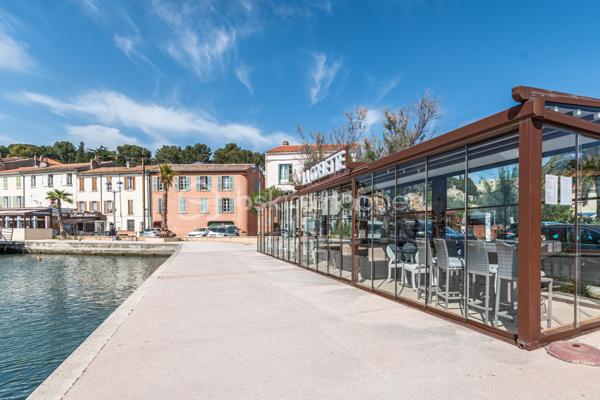 *** BRASSERIE LICENCE IV - PORT DE ST MANDRIER - CLIENTELE FIDELE A L'ANNEE + FORT POTENTIEL ***

Etablissement reconnu, bénéficiant d'une clientèle locale fidèle assurant une activité régulière tout au long de l'année, en complément du flux touristique.
Située en emplacement n° 1 sur le port, cette brasserie - glacier clé en main offre une exploitation sécurisée et immédiatement rentable.
 
Une affaire saine et stable :
EBE retraité : 186 000 €
Marge : 72 % (dont environ 40 % limonade)
Contrairement à de nombreux établissements du secteur : activité réelle à l'année grâce à une clientèle locale installée et fidèle. CA moins dépendant de la saisonnalité.

Un outil de travail clé en main : 
- surface 190 m2
- capacité : plus de 110 couverts
- Véranda vitrée (ouverture électrique + climatisation)
- terrasse bois + de 100 m2 (équipement haut de gamme)
- bar d'envoi ( 5 becs bière + local technique climatisé)
- cuisine équipée
- travaux récents (2024) : électricité, plomberie, évacuations
- accessibilité PMR
AUCUN INVESTISSEMENT A PREVOIR

Un potentiel de développement immédiat
Exploitation actuelle volontairement limitée :
- 245 jours d'ouverture/an
- fermeture 2 jours/semaine + congés
- ouverture à 10 h
120 JOURS NON EXPLOITÉS

Un environnement porteur + clientèle complémentaire
- + de 8 000 personnes via l'école militaire (PEM) : flux constant toute l'année
- proximité de l'IMS Shipyard : clientèle à fort pouvoir d'achat
CES FLUX VIENNENT S'AJOUTER À UNE BASE LOCALE DÉJÀ SOLIDE, SECURISANT L'ACTIVITÉ ET OUVRANT DES PERSPECTIVES DE CROISSANCE.

Axes de développement simples et concrets :
- offre petit-déjeuner /café 
- mise en place d'un afterwork
- extension des horaires et de la période d'ouverture
Projection réaliste : + 115 à 215 M€ 
BASÉ SUR L'EXISTANT + OPTIMISATION SIMPLE SANS TRANSFORMATION LOURDE.

PRIX : 426 000 € FAI
Loyer : 3 000 € / mois

POUR QUI ?
- professionnel souhaitant une affaire stable et rentable immédiatement
- repreneur recherchant une clientèle fidèle + sécurisation du chiffre
- exploitant voulant développer sans repartir de zéro

DOSSIER COMPLET DISPONIBLE APRÈS ÉCHANGE.
CONTACT UNIQUEMENT SI PROJET SÉRIEUX ET CAPACITÉ DE FINANCEMENT VALIDÉE.