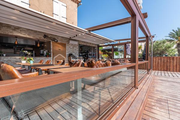 *** BRASSERIE LICENCE IV - PORT DE ST MANDRIER - CLIENTELE FIDELE A L'ANNEE + FORT POTENTIEL ***

Etablissement reconnu, bénéficiant d'une clientèle locale fidèle assurant une activité régulière tout au long de l'année, en complément du flux touristique.
Située en emplacement n° 1 sur le port, cette brasserie - glacier clé en main offre une exploitation sécurisée et immédiatement rentable.
 
Une affaire saine et stable :
EBE retraité : 186 000 €
Marge : 72 % (dont environ 40 % limonade)
Contrairement à de nombreux établissements du secteur : activité réelle à l'année grâce à une clientèle locale installée et fidèle. CA moins dépendant de la saisonnalité.

Un outil de travail clé en main : 
- surface 190 m2
- capacité : plus de 110 couverts
- Véranda vitrée (ouverture électrique + climatisation)
- terrasse bois + de 100 m2 (équipement haut de gamme)
- bar d'envoi ( 5 becs bière + local technique climatisé)
- cuisine équipée
- travaux récents (2024) : électricité, plomberie, évacuations
- accessibilité PMR
AUCUN INVESTISSEMENT A PREVOIR

Un potentiel de développement immédiat
Exploitation actuelle volontairement limitée :
- 245 jours d'ouverture/an
- fermeture 2 jours/semaine + congés
- ouverture à 10 h
120 JOURS NON EXPLOITÉS

Un environnement porteur + clientèle complémentaire
- + de 8 000 personnes via l'école militaire (PEM) : flux constant toute l'année
- proximité de l'IMS Shipyard : clientèle à fort pouvoir d'achat
CES FLUX VIENNENT S'AJOUTER À UNE BASE LOCALE DÉJÀ SOLIDE, SECURISANT L'ACTIVITÉ ET OUVRANT DES PERSPECTIVES DE CROISSANCE.

Axes de développement simples et concrets :
- offre petit-déjeuner /café 
- mise en place d'un afterwork
- extension des horaires et de la période d'ouverture
Projection réaliste : + 115 à 215 M€ 
BASÉ SUR L'EXISTANT + OPTIMISATION SIMPLE SANS TRANSFORMATION LOURDE.

PRIX : 426 000 € FAI
Loyer : 3 000 € / mois

POUR QUI ?
- professionnel souhaitant une affaire stable et rentable immédiatement
- repreneur recherchant une clientèle fidèle + sécurisation du chiffre
- exploitant voulant développer sans repartir de zéro

DOSSIER COMPLET DISPONIBLE APRÈS ÉCHANGE.
CONTACT UNIQUEMENT SI PROJET SÉRIEUX ET CAPACITÉ DE FINANCEMENT VALIDÉE.