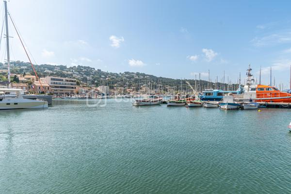 *** BRASSERIE LICENCE IV - PORT DE ST MANDRIER - CLIENTELE FIDELE A L'ANNEE + FORT POTENTIEL ***

Etablissement reconnu, bénéficiant d'une clientèle locale fidèle assurant une activité régulière tout au long de l'année, en complément du flux touristique.
Située en emplacement n° 1 sur le port, cette brasserie - glacier clé en main offre une exploitation sécurisée et immédiatement rentable.
 
Une affaire saine et stable :
EBE retraité : 186 000 €
Marge : 72 % (dont environ 40 % limonade)
Contrairement à de nombreux établissements du secteur : activité réelle à l'année grâce à une clientèle locale installée et fidèle. CA moins dépendant de la saisonnalité.

Un outil de travail clé en main : 
- surface 190 m2
- capacité : plus de 110 couverts
- Véranda vitrée (ouverture électrique + climatisation)
- terrasse bois + de 100 m2 (équipement haut de gamme)
- bar d'envoi ( 5 becs bière + local technique climatisé)
- cuisine équipée
- travaux récents (2024) : électricité, plomberie, évacuations
- accessibilité PMR
AUCUN INVESTISSEMENT A PREVOIR

Un potentiel de développement immédiat
Exploitation actuelle volontairement limitée :
- 245 jours d'ouverture/an
- fermeture 2 jours/semaine + congés
- ouverture à 10 h
120 JOURS NON EXPLOITÉS

Un environnement porteur + clientèle complémentaire
- + de 8 000 personnes via l'école militaire (PEM) : flux constant toute l'année
- proximité de l'IMS Shipyard : clientèle à fort pouvoir d'achat
CES FLUX VIENNENT S'AJOUTER À UNE BASE LOCALE DÉJÀ SOLIDE, SECURISANT L'ACTIVITÉ ET OUVRANT DES PERSPECTIVES DE CROISSANCE.

Axes de développement simples et concrets :
- offre petit-déjeuner /café 
- mise en place d'un afterwork
- extension des horaires et de la période d'ouverture
Projection réaliste : + 115 à 215 M€ 
BASÉ SUR L'EXISTANT + OPTIMISATION SIMPLE SANS TRANSFORMATION LOURDE.

PRIX : 426 000 € FAI
Loyer : 3 000 € / mois

POUR QUI ?
- professionnel souhaitant une affaire stable et rentable immédiatement
- repreneur recherchant une clientèle fidèle + sécurisation du chiffre
- exploitant voulant développer sans repartir de zéro

DOSSIER COMPLET DISPONIBLE APRÈS ÉCHANGE.
CONTACT UNIQUEMENT SI PROJET SÉRIEUX ET CAPACITÉ DE FINANCEMENT VALIDÉE.