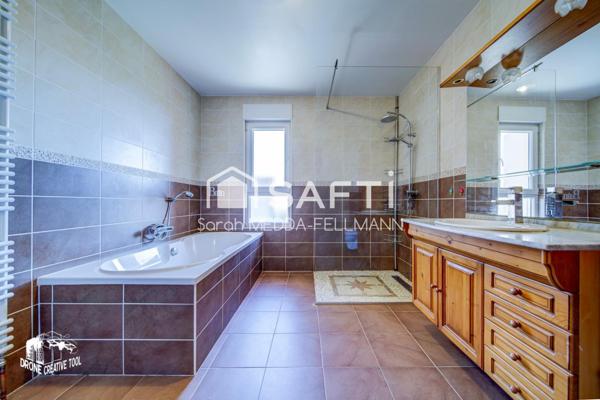 Maison principale + Maison secondaire + Piscine