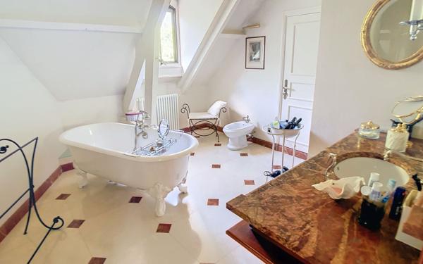 Maison à vendre    9 pièces •  Ussac