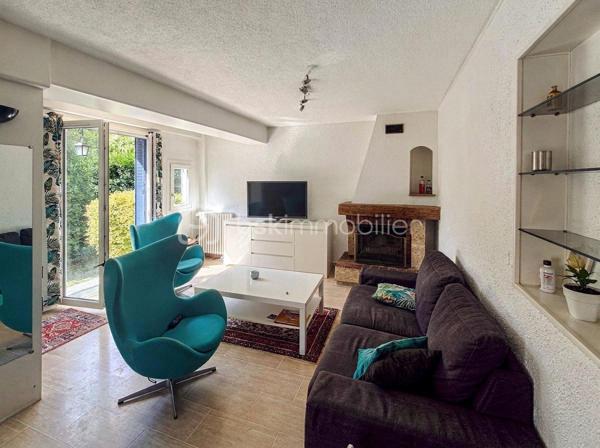 🏡 GAGNY (93220) – SPACIEUSE MAISON FAMILIALE DE 155 M² AVEC JARDIN SANS VIS-À-VIS !

✨ De beaux volumes, 4 chambres et un agréable espace extérieur : le cadre idéal pour accueillir toute la famille !

Vous recherchez une maison offrant de beaux espaces de vie, de nombreuses possibilités d’aménagement et un jardin préservé des regards ? Découvrez cette maison familiale située à Gagny, édifiée sur un terrain de 372 m².

🌿 UN EXTÉRIEUR AGRÉABLE ET INTIMISTE

Profitez d’un jardin sans vis-à-vis et d’une terrasse accessible directement depuis le séjour, idéale pour partager des moments conviviaux en famille ou entre amis.

🏠 UNE MAISON AUX BEAUX VOLUMES

Au rez-de-chaussée :

Une entrée avec rangements pour un accueil fonctionnel.
Une cuisine aménagée et équipée.
Une buanderie pratique au quotidien.
Un WC indépendant.
Un double séjour très lumineux avec accès direct à la terrasse et au jardin.
Au premier étage :

Un espace nuit composé de trois belles chambres avec placards.
Une salle de bains avec WC.
Au deuxième étage :

Des combles aménagés offrant un espace supplémentaire.
Une quatrième chambre de plus de 20 m², idéale pour une suite parentale, une chambre d’adolescent ou un espace polyvalent selon vos besoins.
🚗 LES ATOUTS SUPPLÉMENTAIRES

Un garage attenant à la maison.
Un abri de jardin.
Isolation des combles réalisée.
Toiture du garage refaite.
Menuiseries en double vitrage PVC.
Chauffage au gaz.
Fibre optique.
💰 INFORMATIONS COMPLÉMENTAIRES

Surface annoncée : 155 m².
Terrain : 372 m².
Taxe foncière : 1 940 €.
📍 GAGNY : UNE VILLE PRATIQUE POUR TOUTE LA FAMILLE

La commune dispose de nombreuses commodités pour faciliter le quotidien :

🏫 Écoles et établissements scolaires.
🛍️ Commerces de proximité, supermarchés et marché.
🚉 Gares RER E de Gagny et du Chénay-Gagny, selon le secteur, pour rejoindre Paris et les communes environnantes.
🩺 Professionnels de santé et services.
🌳 Espaces verts, équipements sportifs et activités de loisirs.
Les distances exactes avec les commerces, les écoles et les gares sont à préciser selon l’emplacement du bien.

❤️ UNE MAISON À DÉCOUVRIR POUR SES VOLUMES ET SON POTENTIEL !

Prix de vente à 399 000 euros FAI

Une opportunité pour les familles à la recherche d’espace, de confort et d’un extérieur agréable.

📩 Vous souhaitez en savoir plus ou organiser une visite ? Contactez-moi dès maintenant !