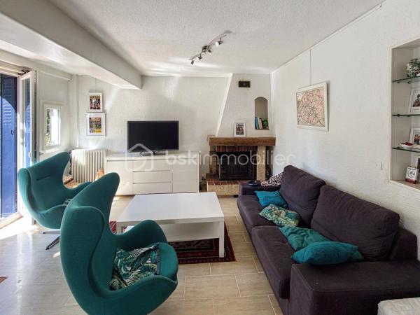 🏡 GAGNY (93220) – SPACIEUSE MAISON FAMILIALE DE 155 M² AVEC JARDIN SANS VIS-À-VIS !

✨ De beaux volumes, 4 chambres et un agréable espace extérieur : le cadre idéal pour accueillir toute la famille !

Vous recherchez une maison offrant de beaux espaces de vie, de nombreuses possibilités d’aménagement et un jardin préservé des regards ? Découvrez cette maison familiale située à Gagny, édifiée sur un terrain de 372 m².

🌿 UN EXTÉRIEUR AGRÉABLE ET INTIMISTE

Profitez d’un jardin sans vis-à-vis et d’une terrasse accessible directement depuis le séjour, idéale pour partager des moments conviviaux en famille ou entre amis.

🏠 UNE MAISON AUX BEAUX VOLUMES

Au rez-de-chaussée :

Une entrée avec rangements pour un accueil fonctionnel.
Une cuisine aménagée et équipée.
Une buanderie pratique au quotidien.
Un WC indépendant.
Un double séjour très lumineux avec accès direct à la terrasse et au jardin.
Au premier étage :

Un espace nuit composé de trois belles chambres avec placards.
Une salle de bains avec WC.
Au deuxième étage :

Des combles aménagés offrant un espace supplémentaire.
Une quatrième chambre de plus de 20 m², idéale pour une suite parentale, une chambre d’adolescent ou un espace polyvalent selon vos besoins.
🚗 LES ATOUTS SUPPLÉMENTAIRES

Un garage attenant à la maison.
Un abri de jardin.
Isolation des combles réalisée.
Toiture du garage refaite.
Menuiseries en double vitrage PVC.
Chauffage au gaz.
Fibre optique.
💰 INFORMATIONS COMPLÉMENTAIRES

Surface annoncée : 155 m².
Terrain : 372 m².
Taxe foncière : 1 940 €.
📍 GAGNY : UNE VILLE PRATIQUE POUR TOUTE LA FAMILLE

La commune dispose de nombreuses commodités pour faciliter le quotidien :

🏫 Écoles et établissements scolaires.
🛍️ Commerces de proximité, supermarchés et marché.
🚉 Gares RER E de Gagny et du Chénay-Gagny, selon le secteur, pour rejoindre Paris et les communes environnantes.
🩺 Professionnels de santé et services.
🌳 Espaces verts, équipements sportifs et activités de loisirs.
Les distances exactes avec les commerces, les écoles et les gares sont à préciser selon l’emplacement du bien.

❤️ UNE MAISON À DÉCOUVRIR POUR SES VOLUMES ET SON POTENTIEL !

Prix de vente à 399 000 euros FAI

Une opportunité pour les familles à la recherche d’espace, de confort et d’un extérieur agréable.

📩 Vous souhaitez en savoir plus ou organiser une visite ? Contactez-moi dès maintenant !