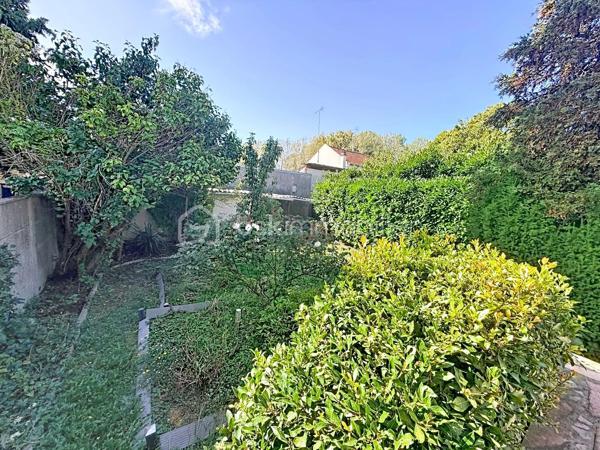 🏡 GAGNY (93220) – SPACIEUSE MAISON FAMILIALE DE 155 M² AVEC JARDIN SANS VIS-À-VIS !

✨ De beaux volumes, 4 chambres et un agréable espace extérieur : le cadre idéal pour accueillir toute la famille !

Vous recherchez une maison offrant de beaux espaces de vie, de nombreuses possibilités d’aménagement et un jardin préservé des regards ? Découvrez cette maison familiale située à Gagny, édifiée sur un terrain de 372 m².

🌿 UN EXTÉRIEUR AGRÉABLE ET INTIMISTE

Profitez d’un jardin sans vis-à-vis et d’une terrasse accessible directement depuis le séjour, idéale pour partager des moments conviviaux en famille ou entre amis.

🏠 UNE MAISON AUX BEAUX VOLUMES

Au rez-de-chaussée :

Une entrée avec rangements pour un accueil fonctionnel.
Une cuisine aménagée et équipée.
Une buanderie pratique au quotidien.
Un WC indépendant.
Un double séjour très lumineux avec accès direct à la terrasse et au jardin.
Au premier étage :

Un espace nuit composé de trois belles chambres avec placards.
Une salle de bains avec WC.
Au deuxième étage :

Des combles aménagés offrant un espace supplémentaire.
Une quatrième chambre de plus de 20 m², idéale pour une suite parentale, une chambre d’adolescent ou un espace polyvalent selon vos besoins.
🚗 LES ATOUTS SUPPLÉMENTAIRES

Un garage attenant à la maison.
Un abri de jardin.
Isolation des combles réalisée.
Toiture du garage refaite.
Menuiseries en double vitrage PVC.
Chauffage au gaz.
Fibre optique.
💰 INFORMATIONS COMPLÉMENTAIRES

Surface annoncée : 155 m².
Terrain : 372 m².
Taxe foncière : 1 940 €.
📍 GAGNY : UNE VILLE PRATIQUE POUR TOUTE LA FAMILLE

La commune dispose de nombreuses commodités pour faciliter le quotidien :

🏫 Écoles et établissements scolaires.
🛍️ Commerces de proximité, supermarchés et marché.
🚉 Gares RER E de Gagny et du Chénay-Gagny, selon le secteur, pour rejoindre Paris et les communes environnantes.
🩺 Professionnels de santé et services.
🌳 Espaces verts, équipements sportifs et activités de loisirs.
Les distances exactes avec les commerces, les écoles et les gares sont à préciser selon l’emplacement du bien.

❤️ UNE MAISON À DÉCOUVRIR POUR SES VOLUMES ET SON POTENTIEL !

Prix de vente à 399 000 euros FAI

Une opportunité pour les familles à la recherche d’espace, de confort et d’un extérieur agréable.

📩 Vous souhaitez en savoir plus ou organiser une visite ? Contactez-moi dès maintenant !