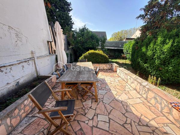 🏡 GAGNY (93220) – SPACIEUSE MAISON FAMILIALE DE 155 M² AVEC JARDIN SANS VIS-À-VIS !

✨ De beaux volumes, 4 chambres et un agréable espace extérieur : le cadre idéal pour accueillir toute la famille !

Vous recherchez une maison offrant de beaux espaces de vie, de nombreuses possibilités d’aménagement et un jardin préservé des regards ? Découvrez cette maison familiale située à Gagny, édifiée sur un terrain de 372 m².

🌿 UN EXTÉRIEUR AGRÉABLE ET INTIMISTE

Profitez d’un jardin sans vis-à-vis et d’une terrasse accessible directement depuis le séjour, idéale pour partager des moments conviviaux en famille ou entre amis.

🏠 UNE MAISON AUX BEAUX VOLUMES

Au rez-de-chaussée :

Une entrée avec rangements pour un accueil fonctionnel.
Une cuisine aménagée et équipée.
Une buanderie pratique au quotidien.
Un WC indépendant.
Un double séjour très lumineux avec accès direct à la terrasse et au jardin.
Au premier étage :

Un espace nuit composé de trois belles chambres avec placards.
Une salle de bains avec WC.
Au deuxième étage :

Des combles aménagés offrant un espace supplémentaire.
Une quatrième chambre de plus de 20 m², idéale pour une suite parentale, une chambre d’adolescent ou un espace polyvalent selon vos besoins.
🚗 LES ATOUTS SUPPLÉMENTAIRES

Un garage attenant à la maison.
Un abri de jardin.
Isolation des combles réalisée.
Toiture du garage refaite.
Menuiseries en double vitrage PVC.
Chauffage au gaz.
Fibre optique.
💰 INFORMATIONS COMPLÉMENTAIRES

Surface annoncée : 155 m².
Terrain : 372 m².
Taxe foncière : 1 940 €.
📍 GAGNY : UNE VILLE PRATIQUE POUR TOUTE LA FAMILLE

La commune dispose de nombreuses commodités pour faciliter le quotidien :

🏫 Écoles et établissements scolaires.
🛍️ Commerces de proximité, supermarchés et marché.
🚉 Gares RER E de Gagny et du Chénay-Gagny, selon le secteur, pour rejoindre Paris et les communes environnantes.
🩺 Professionnels de santé et services.
🌳 Espaces verts, équipements sportifs et activités de loisirs.
Les distances exactes avec les commerces, les écoles et les gares sont à préciser selon l’emplacement du bien.

❤️ UNE MAISON À DÉCOUVRIR POUR SES VOLUMES ET SON POTENTIEL !

Prix de vente à 399 000 euros FAI

Une opportunité pour les familles à la recherche d’espace, de confort et d’un extérieur agréable.

📩 Vous souhaitez en savoir plus ou organiser une visite ? Contactez-moi dès maintenant !