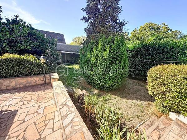 🏡 GAGNY (93220) – SPACIEUSE MAISON FAMILIALE DE 155 M² AVEC JARDIN SANS VIS-À-VIS !

✨ De beaux volumes, 4 chambres et un agréable espace extérieur : le cadre idéal pour accueillir toute la famille !

Vous recherchez une maison offrant de beaux espaces de vie, de nombreuses possibilités d’aménagement et un jardin préservé des regards ? Découvrez cette maison familiale située à Gagny, édifiée sur un terrain de 372 m².

🌿 UN EXTÉRIEUR AGRÉABLE ET INTIMISTE

Profitez d’un jardin sans vis-à-vis et d’une terrasse accessible directement depuis le séjour, idéale pour partager des moments conviviaux en famille ou entre amis.

🏠 UNE MAISON AUX BEAUX VOLUMES

Au rez-de-chaussée :

Une entrée avec rangements pour un accueil fonctionnel.
Une cuisine aménagée et équipée.
Une buanderie pratique au quotidien.
Un WC indépendant.
Un double séjour très lumineux avec accès direct à la terrasse et au jardin.
Au premier étage :

Un espace nuit composé de trois belles chambres avec placards.
Une salle de bains avec WC.
Au deuxième étage :

Des combles aménagés offrant un espace supplémentaire.
Une quatrième chambre de plus de 20 m², idéale pour une suite parentale, une chambre d’adolescent ou un espace polyvalent selon vos besoins.
🚗 LES ATOUTS SUPPLÉMENTAIRES

Un garage attenant à la maison.
Un abri de jardin.
Isolation des combles réalisée.
Toiture du garage refaite.
Menuiseries en double vitrage PVC.
Chauffage au gaz.
Fibre optique.
💰 INFORMATIONS COMPLÉMENTAIRES

Surface annoncée : 155 m².
Terrain : 372 m².
Taxe foncière : 1 940 €.
📍 GAGNY : UNE VILLE PRATIQUE POUR TOUTE LA FAMILLE

La commune dispose de nombreuses commodités pour faciliter le quotidien :

🏫 Écoles et établissements scolaires.
🛍️ Commerces de proximité, supermarchés et marché.
🚉 Gares RER E de Gagny et du Chénay-Gagny, selon le secteur, pour rejoindre Paris et les communes environnantes.
🩺 Professionnels de santé et services.
🌳 Espaces verts, équipements sportifs et activités de loisirs.
Les distances exactes avec les commerces, les écoles et les gares sont à préciser selon l’emplacement du bien.

❤️ UNE MAISON À DÉCOUVRIR POUR SES VOLUMES ET SON POTENTIEL !

Prix de vente à 399 000 euros FAI

Une opportunité pour les familles à la recherche d’espace, de confort et d’un extérieur agréable.

📩 Vous souhaitez en savoir plus ou organiser une visite ? Contactez-moi dès maintenant !