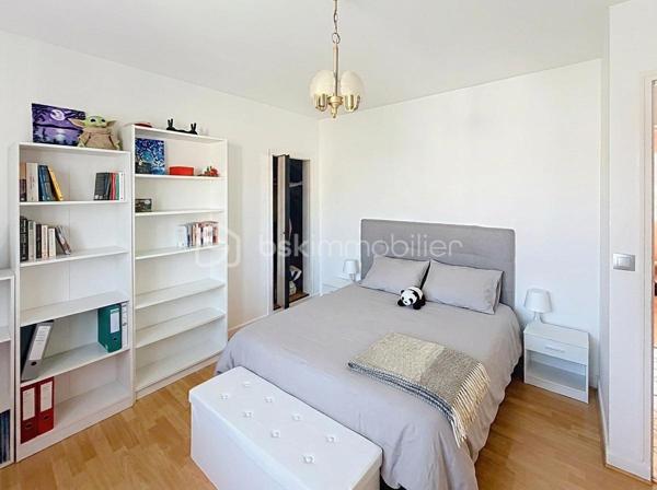 🏡 GAGNY (93220) – SPACIEUSE MAISON FAMILIALE DE 155 M² AVEC JARDIN SANS VIS-À-VIS !

✨ De beaux volumes, 4 chambres et un agréable espace extérieur : le cadre idéal pour accueillir toute la famille !

Vous recherchez une maison offrant de beaux espaces de vie, de nombreuses possibilités d’aménagement et un jardin préservé des regards ? Découvrez cette maison familiale située à Gagny, édifiée sur un terrain de 372 m².

🌿 UN EXTÉRIEUR AGRÉABLE ET INTIMISTE

Profitez d’un jardin sans vis-à-vis et d’une terrasse accessible directement depuis le séjour, idéale pour partager des moments conviviaux en famille ou entre amis.

🏠 UNE MAISON AUX BEAUX VOLUMES

Au rez-de-chaussée :

Une entrée avec rangements pour un accueil fonctionnel.
Une cuisine aménagée et équipée.
Une buanderie pratique au quotidien.
Un WC indépendant.
Un double séjour très lumineux avec accès direct à la terrasse et au jardin.
Au premier étage :

Un espace nuit composé de trois belles chambres avec placards.
Une salle de bains avec WC.
Au deuxième étage :

Des combles aménagés offrant un espace supplémentaire.
Une quatrième chambre de plus de 20 m², idéale pour une suite parentale, une chambre d’adolescent ou un espace polyvalent selon vos besoins.
🚗 LES ATOUTS SUPPLÉMENTAIRES

Un garage attenant à la maison.
Un abri de jardin.
Isolation des combles réalisée.
Toiture du garage refaite.
Menuiseries en double vitrage PVC.
Chauffage au gaz.
Fibre optique.
💰 INFORMATIONS COMPLÉMENTAIRES

Surface annoncée : 155 m².
Terrain : 372 m².
Taxe foncière : 1 940 €.
📍 GAGNY : UNE VILLE PRATIQUE POUR TOUTE LA FAMILLE

La commune dispose de nombreuses commodités pour faciliter le quotidien :

🏫 Écoles et établissements scolaires.
🛍️ Commerces de proximité, supermarchés et marché.
🚉 Gares RER E de Gagny et du Chénay-Gagny, selon le secteur, pour rejoindre Paris et les communes environnantes.
🩺 Professionnels de santé et services.
🌳 Espaces verts, équipements sportifs et activités de loisirs.
Les distances exactes avec les commerces, les écoles et les gares sont à préciser selon l’emplacement du bien.

❤️ UNE MAISON À DÉCOUVRIR POUR SES VOLUMES ET SON POTENTIEL !

Prix de vente à 399 000 euros FAI

Une opportunité pour les familles à la recherche d’espace, de confort et d’un extérieur agréable.

📩 Vous souhaitez en savoir plus ou organiser une visite ? Contactez-moi dès maintenant !
