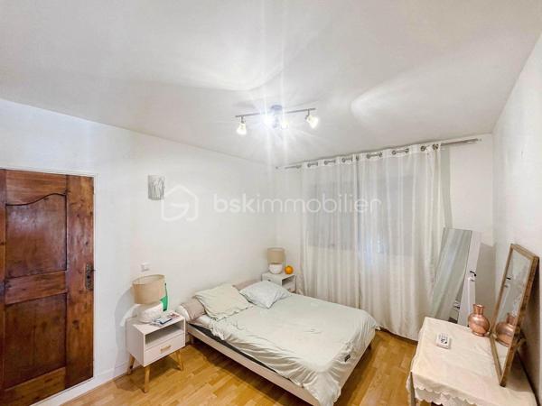 🏡 GAGNY (93220) – SPACIEUSE MAISON FAMILIALE DE 155 M² AVEC JARDIN SANS VIS-À-VIS !

✨ De beaux volumes, 4 chambres et un agréable espace extérieur : le cadre idéal pour accueillir toute la famille !

Vous recherchez une maison offrant de beaux espaces de vie, de nombreuses possibilités d’aménagement et un jardin préservé des regards ? Découvrez cette maison familiale située à Gagny, édifiée sur un terrain de 372 m².

🌿 UN EXTÉRIEUR AGRÉABLE ET INTIMISTE

Profitez d’un jardin sans vis-à-vis et d’une terrasse accessible directement depuis le séjour, idéale pour partager des moments conviviaux en famille ou entre amis.

🏠 UNE MAISON AUX BEAUX VOLUMES

Au rez-de-chaussée :

Une entrée avec rangements pour un accueil fonctionnel.
Une cuisine aménagée et équipée.
Une buanderie pratique au quotidien.
Un WC indépendant.
Un double séjour très lumineux avec accès direct à la terrasse et au jardin.
Au premier étage :

Un espace nuit composé de trois belles chambres avec placards.
Une salle de bains avec WC.
Au deuxième étage :

Des combles aménagés offrant un espace supplémentaire.
Une quatrième chambre de plus de 20 m², idéale pour une suite parentale, une chambre d’adolescent ou un espace polyvalent selon vos besoins.
🚗 LES ATOUTS SUPPLÉMENTAIRES

Un garage attenant à la maison.
Un abri de jardin.
Isolation des combles réalisée.
Toiture du garage refaite.
Menuiseries en double vitrage PVC.
Chauffage au gaz.
Fibre optique.
💰 INFORMATIONS COMPLÉMENTAIRES

Surface annoncée : 155 m².
Terrain : 372 m².
Taxe foncière : 1 940 €.
📍 GAGNY : UNE VILLE PRATIQUE POUR TOUTE LA FAMILLE

La commune dispose de nombreuses commodités pour faciliter le quotidien :

🏫 Écoles et établissements scolaires.
🛍️ Commerces de proximité, supermarchés et marché.
🚉 Gares RER E de Gagny et du Chénay-Gagny, selon le secteur, pour rejoindre Paris et les communes environnantes.
🩺 Professionnels de santé et services.
🌳 Espaces verts, équipements sportifs et activités de loisirs.
Les distances exactes avec les commerces, les écoles et les gares sont à préciser selon l’emplacement du bien.

❤️ UNE MAISON À DÉCOUVRIR POUR SES VOLUMES ET SON POTENTIEL !

Prix de vente à 399 000 euros FAI

Une opportunité pour les familles à la recherche d’espace, de confort et d’un extérieur agréable.

📩 Vous souhaitez en savoir plus ou organiser une visite ? Contactez-moi dès maintenant !