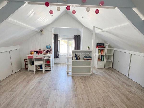 🏡 GAGNY (93220) – SPACIEUSE MAISON FAMILIALE DE 155 M² AVEC JARDIN SANS VIS-À-VIS !

✨ De beaux volumes, 4 chambres et un agréable espace extérieur : le cadre idéal pour accueillir toute la famille !

Vous recherchez une maison offrant de beaux espaces de vie, de nombreuses possibilités d’aménagement et un jardin préservé des regards ? Découvrez cette maison familiale située à Gagny, édifiée sur un terrain de 372 m².

🌿 UN EXTÉRIEUR AGRÉABLE ET INTIMISTE

Profitez d’un jardin sans vis-à-vis et d’une terrasse accessible directement depuis le séjour, idéale pour partager des moments conviviaux en famille ou entre amis.

🏠 UNE MAISON AUX BEAUX VOLUMES

Au rez-de-chaussée :

Une entrée avec rangements pour un accueil fonctionnel.
Une cuisine aménagée et équipée.
Une buanderie pratique au quotidien.
Un WC indépendant.
Un double séjour très lumineux avec accès direct à la terrasse et au jardin.
Au premier étage :

Un espace nuit composé de trois belles chambres avec placards.
Une salle de bains avec WC.
Au deuxième étage :

Des combles aménagés offrant un espace supplémentaire.
Une quatrième chambre de plus de 20 m², idéale pour une suite parentale, une chambre d’adolescent ou un espace polyvalent selon vos besoins.
🚗 LES ATOUTS SUPPLÉMENTAIRES

Un garage attenant à la maison.
Un abri de jardin.
Isolation des combles réalisée.
Toiture du garage refaite.
Menuiseries en double vitrage PVC.
Chauffage au gaz.
Fibre optique.
💰 INFORMATIONS COMPLÉMENTAIRES

Surface annoncée : 155 m².
Terrain : 372 m².
Taxe foncière : 1 940 €.
📍 GAGNY : UNE VILLE PRATIQUE POUR TOUTE LA FAMILLE

La commune dispose de nombreuses commodités pour faciliter le quotidien :

🏫 Écoles et établissements scolaires.
🛍️ Commerces de proximité, supermarchés et marché.
🚉 Gares RER E de Gagny et du Chénay-Gagny, selon le secteur, pour rejoindre Paris et les communes environnantes.
🩺 Professionnels de santé et services.
🌳 Espaces verts, équipements sportifs et activités de loisirs.
Les distances exactes avec les commerces, les écoles et les gares sont à préciser selon l’emplacement du bien.

❤️ UNE MAISON À DÉCOUVRIR POUR SES VOLUMES ET SON POTENTIEL !

Prix de vente à 399 000 euros FAI

Une opportunité pour les familles à la recherche d’espace, de confort et d’un extérieur agréable.

📩 Vous souhaitez en savoir plus ou organiser une visite ? Contactez-moi dès maintenant !