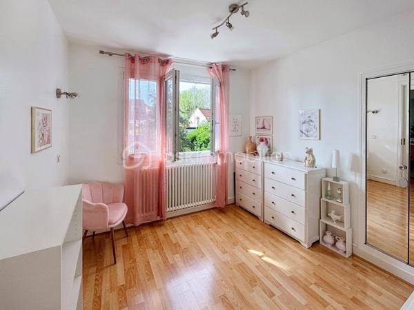 🏡 GAGNY (93220) – SPACIEUSE MAISON FAMILIALE DE 155 M² AVEC JARDIN SANS VIS-À-VIS !

✨ De beaux volumes, 4 chambres et un agréable espace extérieur : le cadre idéal pour accueillir toute la famille !

Vous recherchez une maison offrant de beaux espaces de vie, de nombreuses possibilités d’aménagement et un jardin préservé des regards ? Découvrez cette maison familiale située à Gagny, édifiée sur un terrain de 372 m².

🌿 UN EXTÉRIEUR AGRÉABLE ET INTIMISTE

Profitez d’un jardin sans vis-à-vis et d’une terrasse accessible directement depuis le séjour, idéale pour partager des moments conviviaux en famille ou entre amis.

🏠 UNE MAISON AUX BEAUX VOLUMES

Au rez-de-chaussée :

Une entrée avec rangements pour un accueil fonctionnel.
Une cuisine aménagée et équipée.
Une buanderie pratique au quotidien.
Un WC indépendant.
Un double séjour très lumineux avec accès direct à la terrasse et au jardin.
Au premier étage :

Un espace nuit composé de trois belles chambres avec placards.
Une salle de bains avec WC.
Au deuxième étage :

Des combles aménagés offrant un espace supplémentaire.
Une quatrième chambre de plus de 20 m², idéale pour une suite parentale, une chambre d’adolescent ou un espace polyvalent selon vos besoins.
🚗 LES ATOUTS SUPPLÉMENTAIRES

Un garage attenant à la maison.
Un abri de jardin.
Isolation des combles réalisée.
Toiture du garage refaite.
Menuiseries en double vitrage PVC.
Chauffage au gaz.
Fibre optique.
💰 INFORMATIONS COMPLÉMENTAIRES

Surface annoncée : 155 m².
Terrain : 372 m².
Taxe foncière : 1 940 €.
📍 GAGNY : UNE VILLE PRATIQUE POUR TOUTE LA FAMILLE

La commune dispose de nombreuses commodités pour faciliter le quotidien :

🏫 Écoles et établissements scolaires.
🛍️ Commerces de proximité, supermarchés et marché.
🚉 Gares RER E de Gagny et du Chénay-Gagny, selon le secteur, pour rejoindre Paris et les communes environnantes.
🩺 Professionnels de santé et services.
🌳 Espaces verts, équipements sportifs et activités de loisirs.
Les distances exactes avec les commerces, les écoles et les gares sont à préciser selon l’emplacement du bien.

❤️ UNE MAISON À DÉCOUVRIR POUR SES VOLUMES ET SON POTENTIEL !

Prix de vente à 399 000 euros FAI

Une opportunité pour les familles à la recherche d’espace, de confort et d’un extérieur agréable.

📩 Vous souhaitez en savoir plus ou organiser une visite ? Contactez-moi dès maintenant !