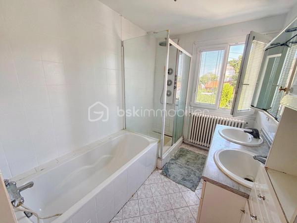 🏡 GAGNY (93220) – SPACIEUSE MAISON FAMILIALE DE 155 M² AVEC JARDIN SANS VIS-À-VIS !

✨ De beaux volumes, 4 chambres et un agréable espace extérieur : le cadre idéal pour accueillir toute la famille !

Vous recherchez une maison offrant de beaux espaces de vie, de nombreuses possibilités d’aménagement et un jardin préservé des regards ? Découvrez cette maison familiale située à Gagny, édifiée sur un terrain de 372 m².

🌿 UN EXTÉRIEUR AGRÉABLE ET INTIMISTE

Profitez d’un jardin sans vis-à-vis et d’une terrasse accessible directement depuis le séjour, idéale pour partager des moments conviviaux en famille ou entre amis.

🏠 UNE MAISON AUX BEAUX VOLUMES

Au rez-de-chaussée :

Une entrée avec rangements pour un accueil fonctionnel.
Une cuisine aménagée et équipée.
Une buanderie pratique au quotidien.
Un WC indépendant.
Un double séjour très lumineux avec accès direct à la terrasse et au jardin.
Au premier étage :

Un espace nuit composé de trois belles chambres avec placards.
Une salle de bains avec WC.
Au deuxième étage :

Des combles aménagés offrant un espace supplémentaire.
Une quatrième chambre de plus de 20 m², idéale pour une suite parentale, une chambre d’adolescent ou un espace polyvalent selon vos besoins.
🚗 LES ATOUTS SUPPLÉMENTAIRES

Un garage attenant à la maison.
Un abri de jardin.
Isolation des combles réalisée.
Toiture du garage refaite.
Menuiseries en double vitrage PVC.
Chauffage au gaz.
Fibre optique.
💰 INFORMATIONS COMPLÉMENTAIRES

Surface annoncée : 155 m².
Terrain : 372 m².
Taxe foncière : 1 940 €.
📍 GAGNY : UNE VILLE PRATIQUE POUR TOUTE LA FAMILLE

La commune dispose de nombreuses commodités pour faciliter le quotidien :

🏫 Écoles et établissements scolaires.
🛍️ Commerces de proximité, supermarchés et marché.
🚉 Gares RER E de Gagny et du Chénay-Gagny, selon le secteur, pour rejoindre Paris et les communes environnantes.
🩺 Professionnels de santé et services.
🌳 Espaces verts, équipements sportifs et activités de loisirs.
Les distances exactes avec les commerces, les écoles et les gares sont à préciser selon l’emplacement du bien.

❤️ UNE MAISON À DÉCOUVRIR POUR SES VOLUMES ET SON POTENTIEL !

Prix de vente à 399 000 euros FAI

Une opportunité pour les familles à la recherche d’espace, de confort et d’un extérieur agréable.

📩 Vous souhaitez en savoir plus ou organiser une visite ? Contactez-moi dès maintenant !