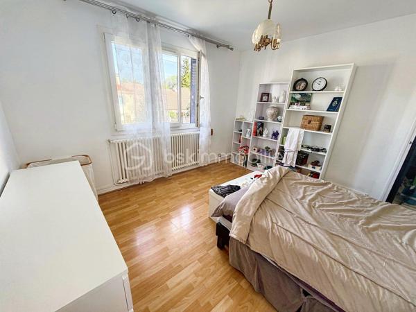 🏡 GAGNY (93220) – SPACIEUSE MAISON FAMILIALE DE 155 M² AVEC JARDIN SANS VIS-À-VIS !

✨ De beaux volumes, 4 chambres et un agréable espace extérieur : le cadre idéal pour accueillir toute la famille !

Vous recherchez une maison offrant de beaux espaces de vie, de nombreuses possibilités d’aménagement et un jardin préservé des regards ? Découvrez cette maison familiale située à Gagny, édifiée sur un terrain de 372 m².

🌿 UN EXTÉRIEUR AGRÉABLE ET INTIMISTE

Profitez d’un jardin sans vis-à-vis et d’une terrasse accessible directement depuis le séjour, idéale pour partager des moments conviviaux en famille ou entre amis.

🏠 UNE MAISON AUX BEAUX VOLUMES

Au rez-de-chaussée :

Une entrée avec rangements pour un accueil fonctionnel.
Une cuisine aménagée et équipée.
Une buanderie pratique au quotidien.
Un WC indépendant.
Un double séjour très lumineux avec accès direct à la terrasse et au jardin.
Au premier étage :

Un espace nuit composé de trois belles chambres avec placards.
Une salle de bains avec WC.
Au deuxième étage :

Des combles aménagés offrant un espace supplémentaire.
Une quatrième chambre de plus de 20 m², idéale pour une suite parentale, une chambre d’adolescent ou un espace polyvalent selon vos besoins.
🚗 LES ATOUTS SUPPLÉMENTAIRES

Un garage attenant à la maison.
Un abri de jardin.
Isolation des combles réalisée.
Toiture du garage refaite.
Menuiseries en double vitrage PVC.
Chauffage au gaz.
Fibre optique.
💰 INFORMATIONS COMPLÉMENTAIRES

Surface annoncée : 155 m².
Terrain : 372 m².
Taxe foncière : 1 940 €.
📍 GAGNY : UNE VILLE PRATIQUE POUR TOUTE LA FAMILLE

La commune dispose de nombreuses commodités pour faciliter le quotidien :

🏫 Écoles et établissements scolaires.
🛍️ Commerces de proximité, supermarchés et marché.
🚉 Gares RER E de Gagny et du Chénay-Gagny, selon le secteur, pour rejoindre Paris et les communes environnantes.
🩺 Professionnels de santé et services.
🌳 Espaces verts, équipements sportifs et activités de loisirs.
Les distances exactes avec les commerces, les écoles et les gares sont à préciser selon l’emplacement du bien.

❤️ UNE MAISON À DÉCOUVRIR POUR SES VOLUMES ET SON POTENTIEL !

Prix de vente à 399 000 euros FAI

Une opportunité pour les familles à la recherche d’espace, de confort et d’un extérieur agréable.

📩 Vous souhaitez en savoir plus ou organiser une visite ? Contactez-moi dès maintenant !