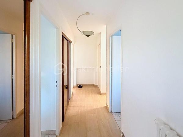 🏡 GAGNY (93220) – SPACIEUSE MAISON FAMILIALE DE 155 M² AVEC JARDIN SANS VIS-À-VIS !

✨ De beaux volumes, 4 chambres et un agréable espace extérieur : le cadre idéal pour accueillir toute la famille !

Vous recherchez une maison offrant de beaux espaces de vie, de nombreuses possibilités d’aménagement et un jardin préservé des regards ? Découvrez cette maison familiale située à Gagny, édifiée sur un terrain de 372 m².

🌿 UN EXTÉRIEUR AGRÉABLE ET INTIMISTE

Profitez d’un jardin sans vis-à-vis et d’une terrasse accessible directement depuis le séjour, idéale pour partager des moments conviviaux en famille ou entre amis.

🏠 UNE MAISON AUX BEAUX VOLUMES

Au rez-de-chaussée :

Une entrée avec rangements pour un accueil fonctionnel.
Une cuisine aménagée et équipée.
Une buanderie pratique au quotidien.
Un WC indépendant.
Un double séjour très lumineux avec accès direct à la terrasse et au jardin.
Au premier étage :

Un espace nuit composé de trois belles chambres avec placards.
Une salle de bains avec WC.
Au deuxième étage :

Des combles aménagés offrant un espace supplémentaire.
Une quatrième chambre de plus de 20 m², idéale pour une suite parentale, une chambre d’adolescent ou un espace polyvalent selon vos besoins.
🚗 LES ATOUTS SUPPLÉMENTAIRES

Un garage attenant à la maison.
Un abri de jardin.
Isolation des combles réalisée.
Toiture du garage refaite.
Menuiseries en double vitrage PVC.
Chauffage au gaz.
Fibre optique.
💰 INFORMATIONS COMPLÉMENTAIRES

Surface annoncée : 155 m².
Terrain : 372 m².
Taxe foncière : 1 940 €.
📍 GAGNY : UNE VILLE PRATIQUE POUR TOUTE LA FAMILLE

La commune dispose de nombreuses commodités pour faciliter le quotidien :

🏫 Écoles et établissements scolaires.
🛍️ Commerces de proximité, supermarchés et marché.
🚉 Gares RER E de Gagny et du Chénay-Gagny, selon le secteur, pour rejoindre Paris et les communes environnantes.
🩺 Professionnels de santé et services.
🌳 Espaces verts, équipements sportifs et activités de loisirs.
Les distances exactes avec les commerces, les écoles et les gares sont à préciser selon l’emplacement du bien.

❤️ UNE MAISON À DÉCOUVRIR POUR SES VOLUMES ET SON POTENTIEL !

Prix de vente à 399 000 euros FAI

Une opportunité pour les familles à la recherche d’espace, de confort et d’un extérieur agréable.

📩 Vous souhaitez en savoir plus ou organiser une visite ? Contactez-moi dès maintenant !