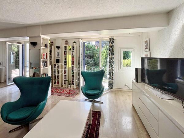 🏡 GAGNY (93220) – SPACIEUSE MAISON FAMILIALE DE 155 M² AVEC JARDIN SANS VIS-À-VIS !

✨ De beaux volumes, 4 chambres et un agréable espace extérieur : le cadre idéal pour accueillir toute la famille !

Vous recherchez une maison offrant de beaux espaces de vie, de nombreuses possibilités d’aménagement et un jardin préservé des regards ? Découvrez cette maison familiale située à Gagny, édifiée sur un terrain de 372 m².

🌿 UN EXTÉRIEUR AGRÉABLE ET INTIMISTE

Profitez d’un jardin sans vis-à-vis et d’une terrasse accessible directement depuis le séjour, idéale pour partager des moments conviviaux en famille ou entre amis.

🏠 UNE MAISON AUX BEAUX VOLUMES

Au rez-de-chaussée :

Une entrée avec rangements pour un accueil fonctionnel.
Une cuisine aménagée et équipée.
Une buanderie pratique au quotidien.
Un WC indépendant.
Un double séjour très lumineux avec accès direct à la terrasse et au jardin.
Au premier étage :

Un espace nuit composé de trois belles chambres avec placards.
Une salle de bains avec WC.
Au deuxième étage :

Des combles aménagés offrant un espace supplémentaire.
Une quatrième chambre de plus de 20 m², idéale pour une suite parentale, une chambre d’adolescent ou un espace polyvalent selon vos besoins.
🚗 LES ATOUTS SUPPLÉMENTAIRES

Un garage attenant à la maison.
Un abri de jardin.
Isolation des combles réalisée.
Toiture du garage refaite.
Menuiseries en double vitrage PVC.
Chauffage au gaz.
Fibre optique.
💰 INFORMATIONS COMPLÉMENTAIRES

Surface annoncée : 155 m².
Terrain : 372 m².
Taxe foncière : 1 940 €.
📍 GAGNY : UNE VILLE PRATIQUE POUR TOUTE LA FAMILLE

La commune dispose de nombreuses commodités pour faciliter le quotidien :

🏫 Écoles et établissements scolaires.
🛍️ Commerces de proximité, supermarchés et marché.
🚉 Gares RER E de Gagny et du Chénay-Gagny, selon le secteur, pour rejoindre Paris et les communes environnantes.
🩺 Professionnels de santé et services.
🌳 Espaces verts, équipements sportifs et activités de loisirs.
Les distances exactes avec les commerces, les écoles et les gares sont à préciser selon l’emplacement du bien.

❤️ UNE MAISON À DÉCOUVRIR POUR SES VOLUMES ET SON POTENTIEL !

Prix de vente à 399 000 euros FAI

Une opportunité pour les familles à la recherche d’espace, de confort et d’un extérieur agréable.

📩 Vous souhaitez en savoir plus ou organiser une visite ? Contactez-moi dès maintenant !