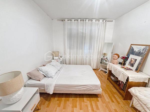 🏡 GAGNY (93220) – SPACIEUSE MAISON FAMILIALE DE 155 M² AVEC JARDIN SANS VIS-À-VIS !

✨ De beaux volumes, 4 chambres et un agréable espace extérieur : le cadre idéal pour accueillir toute la famille !

Vous recherchez une maison offrant de beaux espaces de vie, de nombreuses possibilités d’aménagement et un jardin préservé des regards ? Découvrez cette maison familiale située à Gagny, édifiée sur un terrain de 372 m².

🌿 UN EXTÉRIEUR AGRÉABLE ET INTIMISTE

Profitez d’un jardin sans vis-à-vis et d’une terrasse accessible directement depuis le séjour, idéale pour partager des moments conviviaux en famille ou entre amis.

🏠 UNE MAISON AUX BEAUX VOLUMES

Au rez-de-chaussée :

Une entrée avec rangements pour un accueil fonctionnel.
Une cuisine aménagée et équipée.
Une buanderie pratique au quotidien.
Un WC indépendant.
Un double séjour très lumineux avec accès direct à la terrasse et au jardin.
Au premier étage :

Un espace nuit composé de trois belles chambres avec placards.
Une salle de bains avec WC.
Au deuxième étage :

Des combles aménagés offrant un espace supplémentaire.
Une quatrième chambre de plus de 20 m², idéale pour une suite parentale, une chambre d’adolescent ou un espace polyvalent selon vos besoins.
🚗 LES ATOUTS SUPPLÉMENTAIRES

Un garage attenant à la maison.
Un abri de jardin.
Isolation des combles réalisée.
Toiture du garage refaite.
Menuiseries en double vitrage PVC.
Chauffage au gaz.
Fibre optique.
💰 INFORMATIONS COMPLÉMENTAIRES

Surface annoncée : 155 m².
Terrain : 372 m².
Taxe foncière : 1 940 €.
📍 GAGNY : UNE VILLE PRATIQUE POUR TOUTE LA FAMILLE

La commune dispose de nombreuses commodités pour faciliter le quotidien :

🏫 Écoles et établissements scolaires.
🛍️ Commerces de proximité, supermarchés et marché.
🚉 Gares RER E de Gagny et du Chénay-Gagny, selon le secteur, pour rejoindre Paris et les communes environnantes.
🩺 Professionnels de santé et services.
🌳 Espaces verts, équipements sportifs et activités de loisirs.
Les distances exactes avec les commerces, les écoles et les gares sont à préciser selon l’emplacement du bien.

❤️ UNE MAISON À DÉCOUVRIR POUR SES VOLUMES ET SON POTENTIEL !

Prix de vente à 399 000 euros FAI

Une opportunité pour les familles à la recherche d’espace, de confort et d’un extérieur agréable.

📩 Vous souhaitez en savoir plus ou organiser une visite ? Contactez-moi dès maintenant !